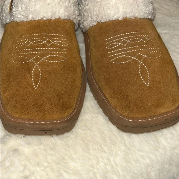 Jackie Square Toe Ariat Tan Slippers with Faux Fur Lining. - Picture 4 of 4